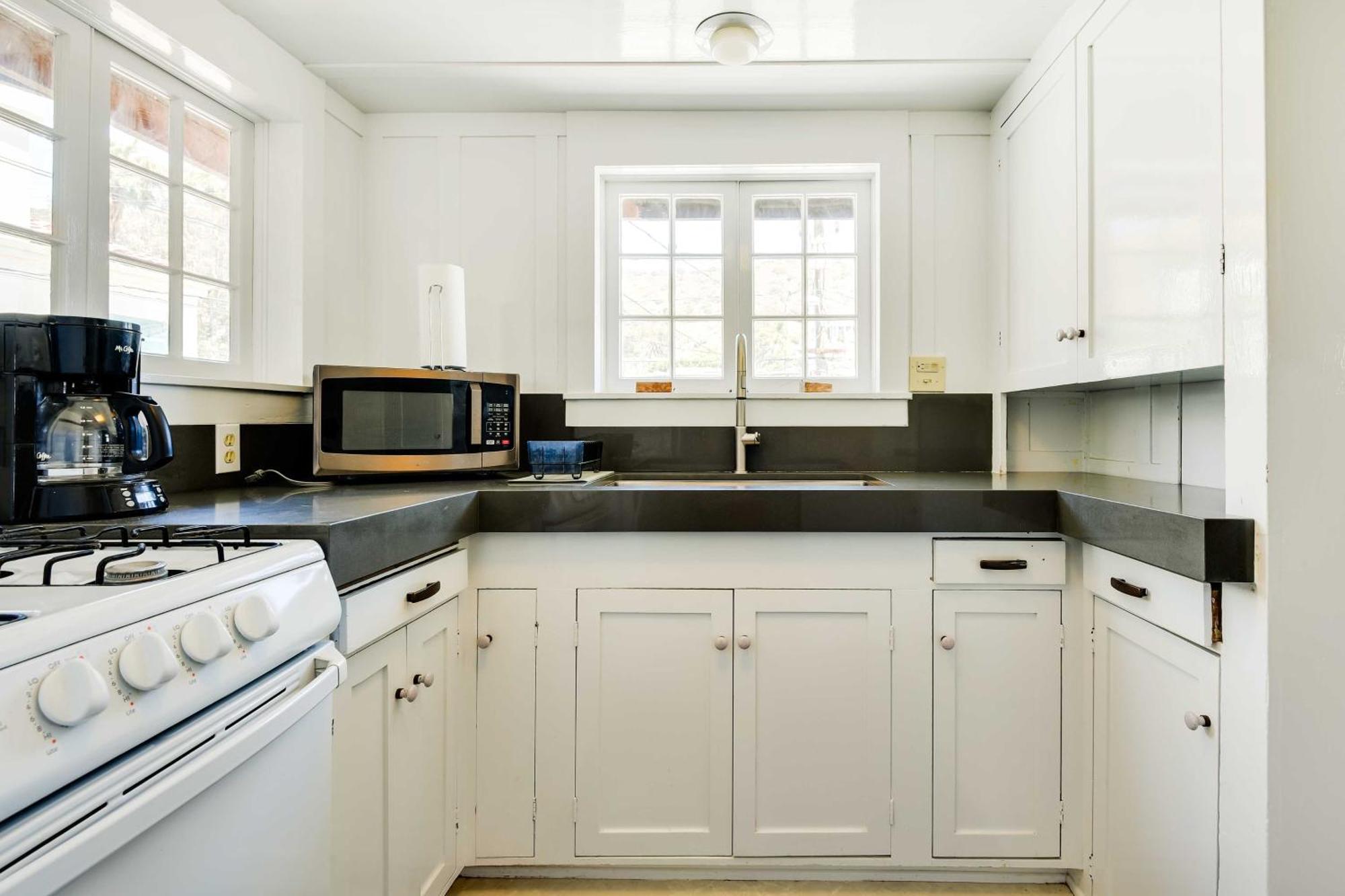 Charming Catalina Gem With Deck Walk To The Beach! أفالون المظهر الخارجي الصورة