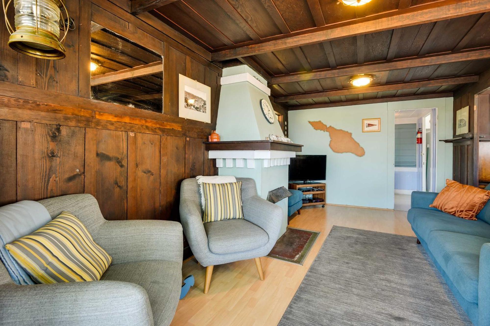 Charming Catalina Gem With Deck Walk To The Beach! أفالون المظهر الخارجي الصورة